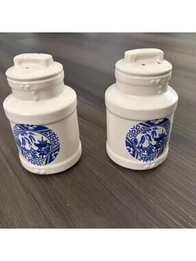 Vintage McCoy Stoneware Blue Willow Salt & Pepper Shakers USA Made 4"